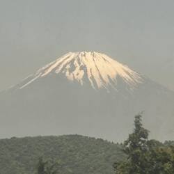 Mount Fuji von der Gondel aus, die zum Hakone Vulkan hochfährt. Schon weniger klar und deutlich.