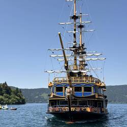 Mit diesem Piratenschiff war ich auf dem Ashi See.