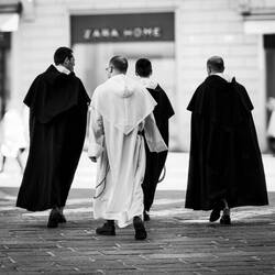 On their way to the Cathedral ... on Via Rizzoli — Bologna, Italy.