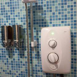 Wasser und Strom. In der Dusche der jungen Witwe gibt es beides!