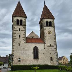 De voorkant van de kerk.