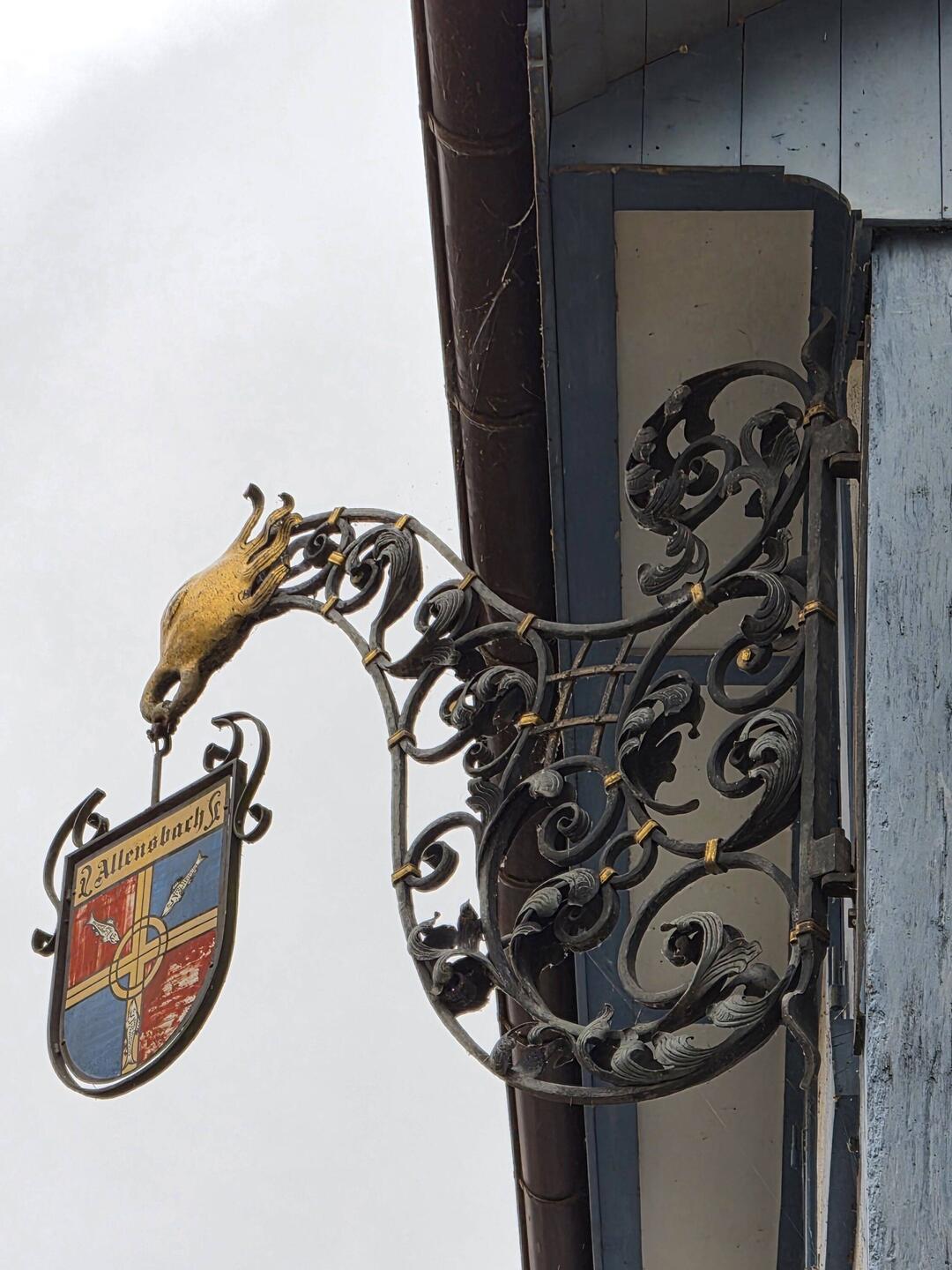 Het wapen van Allensbach op het Rathaus.