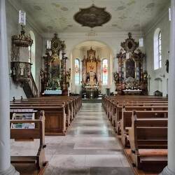 De kerk was donkerder dan op deze foto's lijkt.