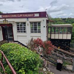 An der Cliff-Railway vorbei