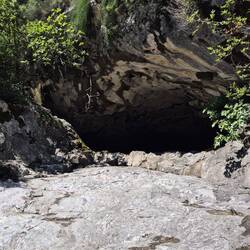 Das ist der Ausgang aus der Karsthöhle