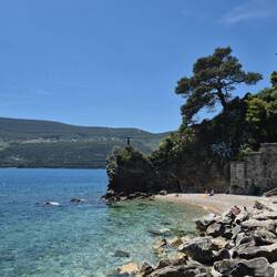 Kleiner Kiesstrand unterhalb der Altstadt