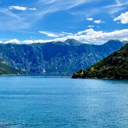 Impressionnantes montagnes a plus de 1000 m d'altitude qui plongent directement dans la mer
