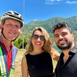 Lors d'une petite pause, rencontre avec Aïcha et Bigro, d'Istanbul, en vacances dans les Balkans