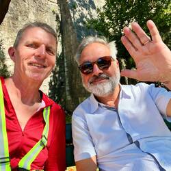 En attendant le Check-in à l'auberge, je discute avec Sergio, Chilien, en vacances dans les Balkans