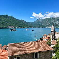 L'église de Perast qui surplombe deux petites îles dans la baie