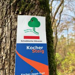 Das Schild des Kochertrails mit Teaser meines nächsten Projekts