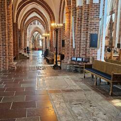 Mange grave i gulvet