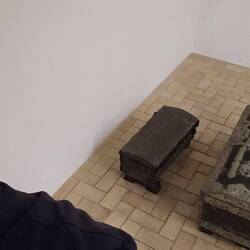 Selfie med de små' kister i baggrunden