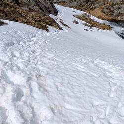 Sollen wir dieses Schneefeld überqueren? Die Erfahrung sagt NEIN