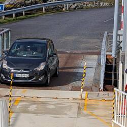 Allein wegen diesem Auto musste die Fähre auf einer kleinen Insel anlegen