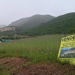 Village touché par le séisme de 2016... Tout est à vendre !