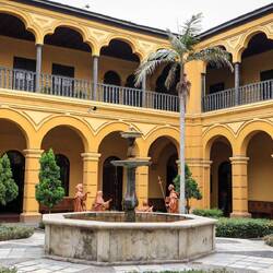 Das innere der Klöster begeistert mit Architektur und ruhigen Momenten