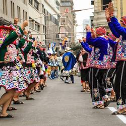 Bei einem Straßenzüge wurden traditionelle Tänze aufgeführt