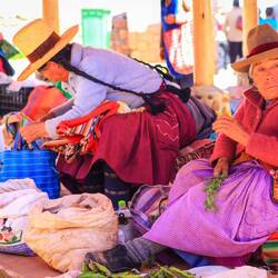 Auf dem Markt werden sehr traditionelle Kleider getragen