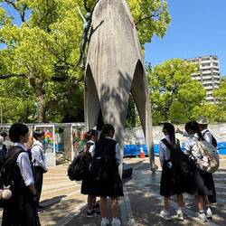 „Zwischen Schulklassen und Mahnmalen: Hiroshima berührt.