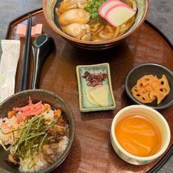 Mittagessen in kleinem Japanischen Bistro