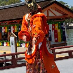 Wie aus einer anderen Zeit – traditionelle Tanzkunst direkt am berühmten Torii von Miyajima