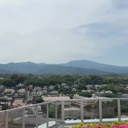 Die Aussicht auf Odawara von der Dachterrasse des Bahnhofs aus,