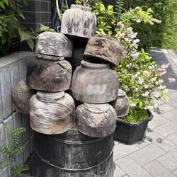Deko bei der Hausecke. Keine Ahnung, leere Schalen?