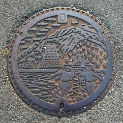 Dieser Schachtdeckel zeigt die Merkmale der Region Odawara.