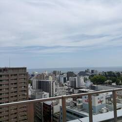 Das ist die Aussicht von der Bahnhof-Dachterrasse auf Odawara.