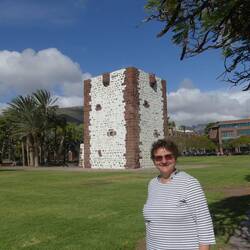 Im Park gibt es einen historischen Wehrturm.