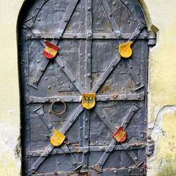 Puerta con mucho carácter y escudos de armas