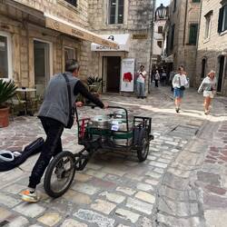 Ces drôles de petits engins de logistique qu'on pousse dans les petites rues de Kotor