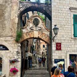 Le début de la rue qui mène à la forteresse (j'avoue je n'ai monté que 50 mètres)