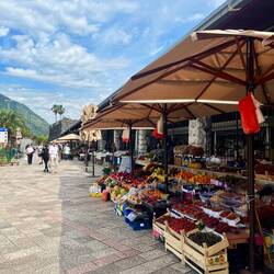 Les jolis étals du marché de Kotor (j'ai même acheté des cerises)