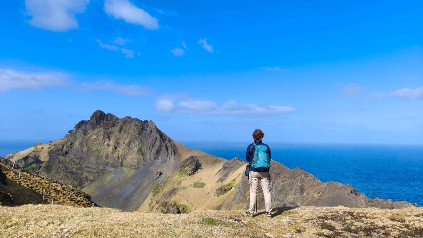 Op de eerste top, halverwege de berg zie je het pad omlaag gaan