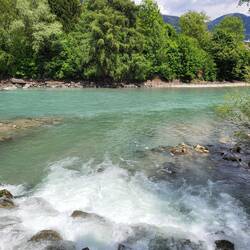 Von links kommt die Isel und bringt eine Menge Wasser in die Drau.