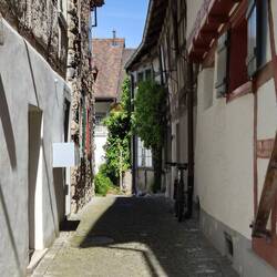 Door smalle straatjes.