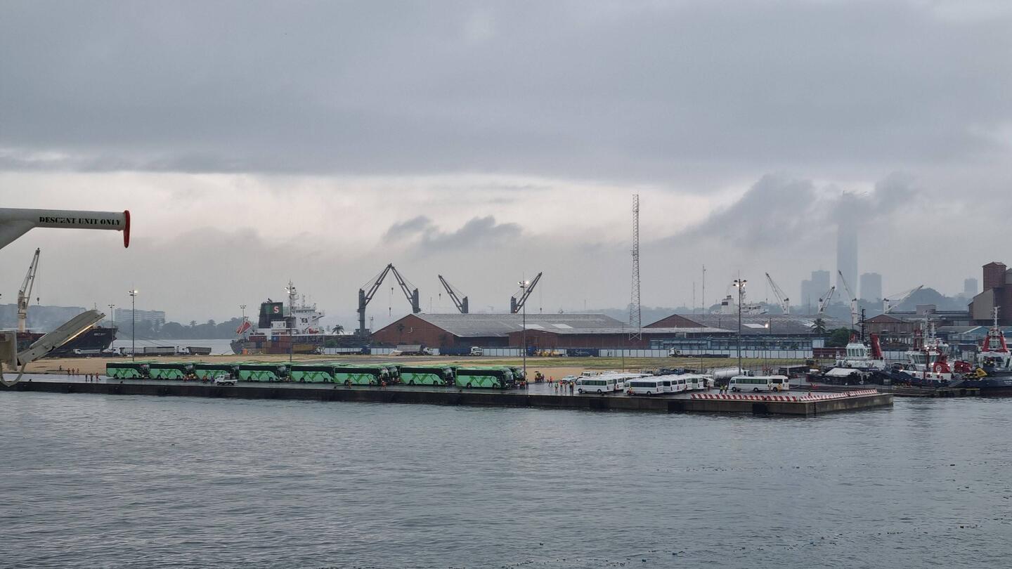 All the tour buses lined up at the dock. It would be 3hrs before we boarded.