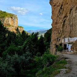 Alhama Gorge hiking trail - interesting 'dwelling(?)' on the right.