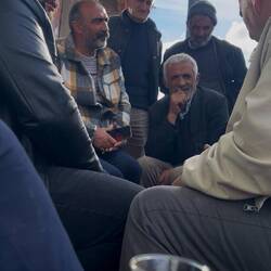 Discussion animée autour d'un çay en terrasse