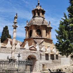 Sacromonte kapela, ki je videt kot vrh ogromne cerkve.
