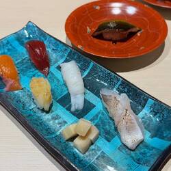„Abends nochmal quer durch die Sushi-Karte probiert – jedes Stück ein kleines Kunstwerk. 🍣“