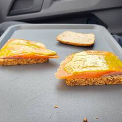 Zwischendurch ein Brot mit Lachs. Etwas dicker als üblich geschnitten 🤔