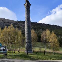 Wieder im Tal gab es diese Säule auf dem Weg https://no.wikipedia.org/wiki/Sagas%C3%B8ylen