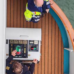 Der Kapitän "parkt" das Schiff