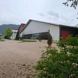 An der Tennishalle und Kletterhalle