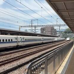 Bahnhof Odawara: Hier ging es bis auf die durchrasenden Shinkansen-Züge noch sehr ruhig zu und her.