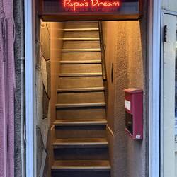 Eine Gasse mit nur Bars, bei dieser es geht echt steil hinauf. Ob da alle wieder gut runter kommen?