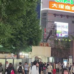 Das ist das Shinjuku-Quartier, in den Querstrassen beginnt die Kabuchiko Zone.